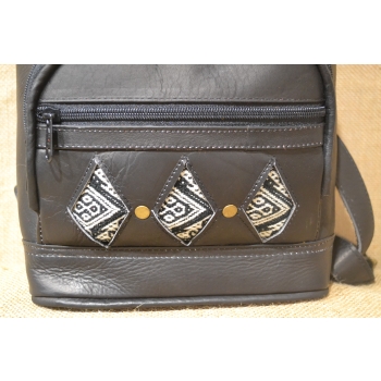 Plecak etniczny ze skóry czarny .